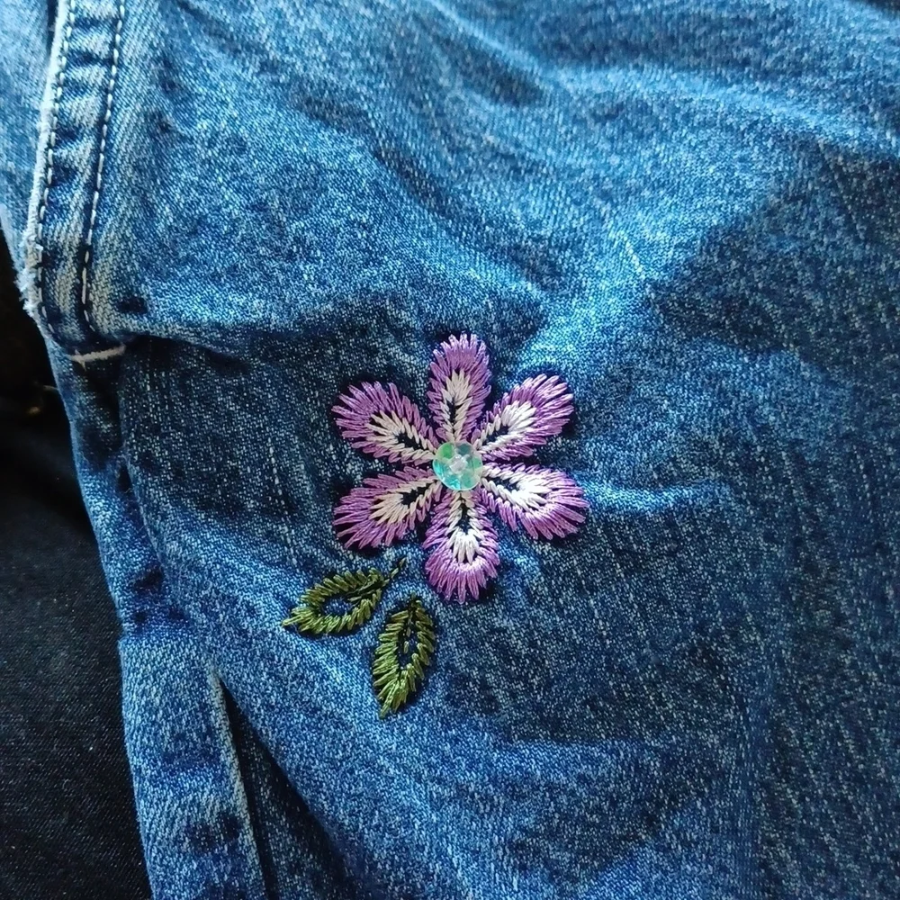 Oshkosh embroidered crop jeans sz 6, blue & purple flowers